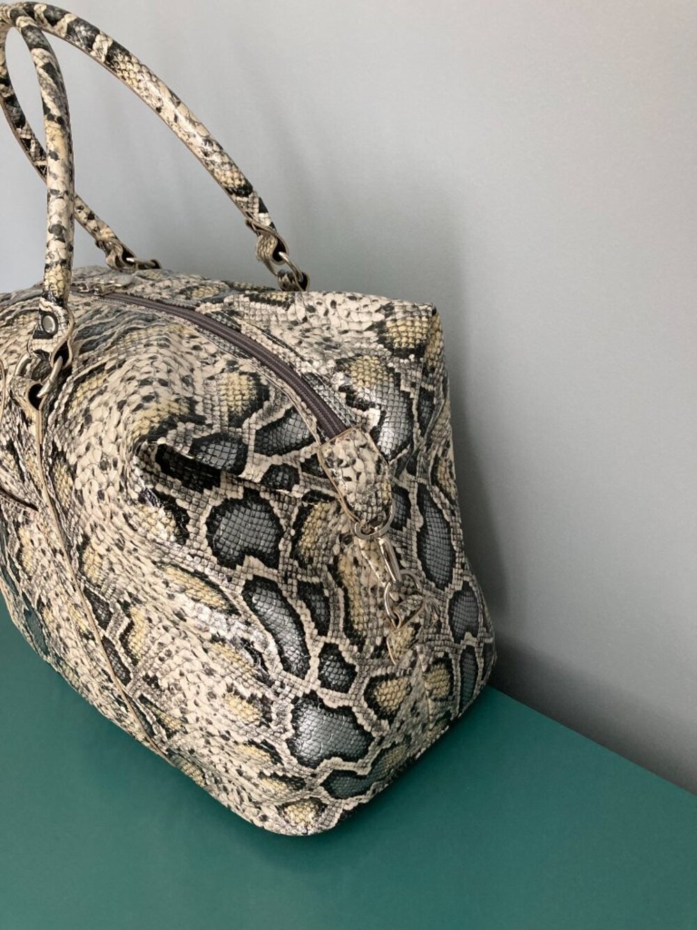 NWOT Kathy Von Zeeland Weekender Bag Cream/Gray Snake Print - Picture 3 of 16